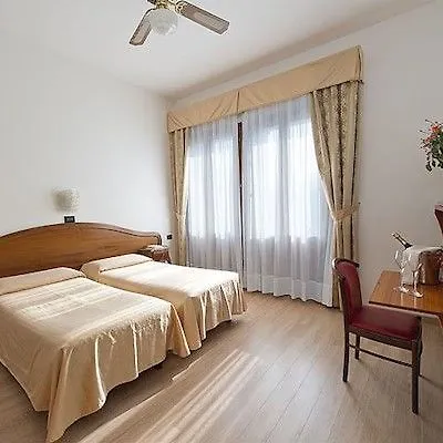 Hotel Cristallo 2*