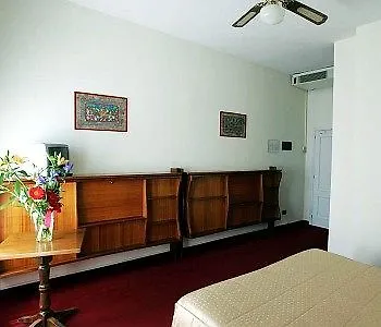 克里斯塔罗酒店 酒店 2*